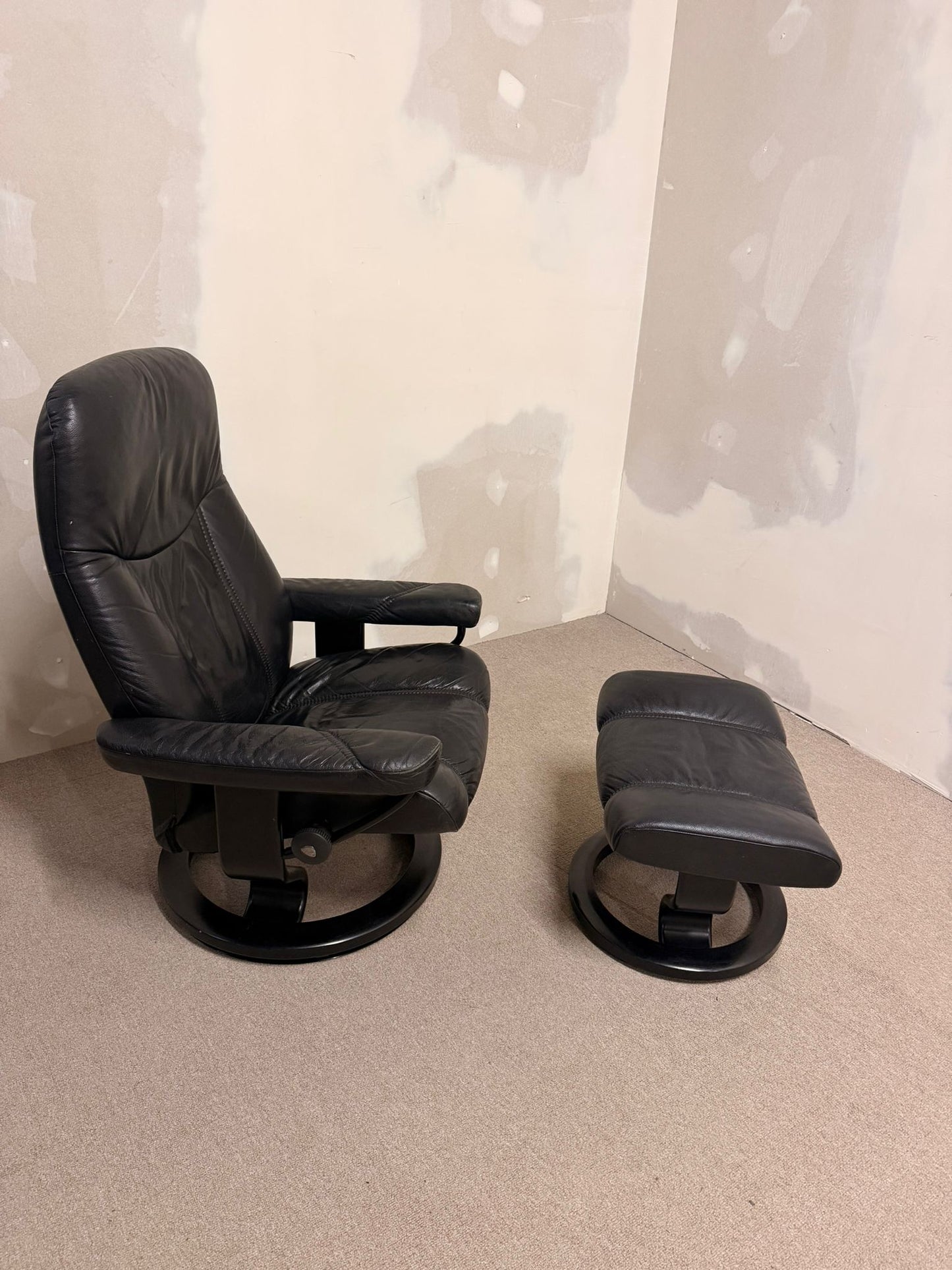 Stressless Consul Relaxsessel mit Hocker aus Leder, schwarz