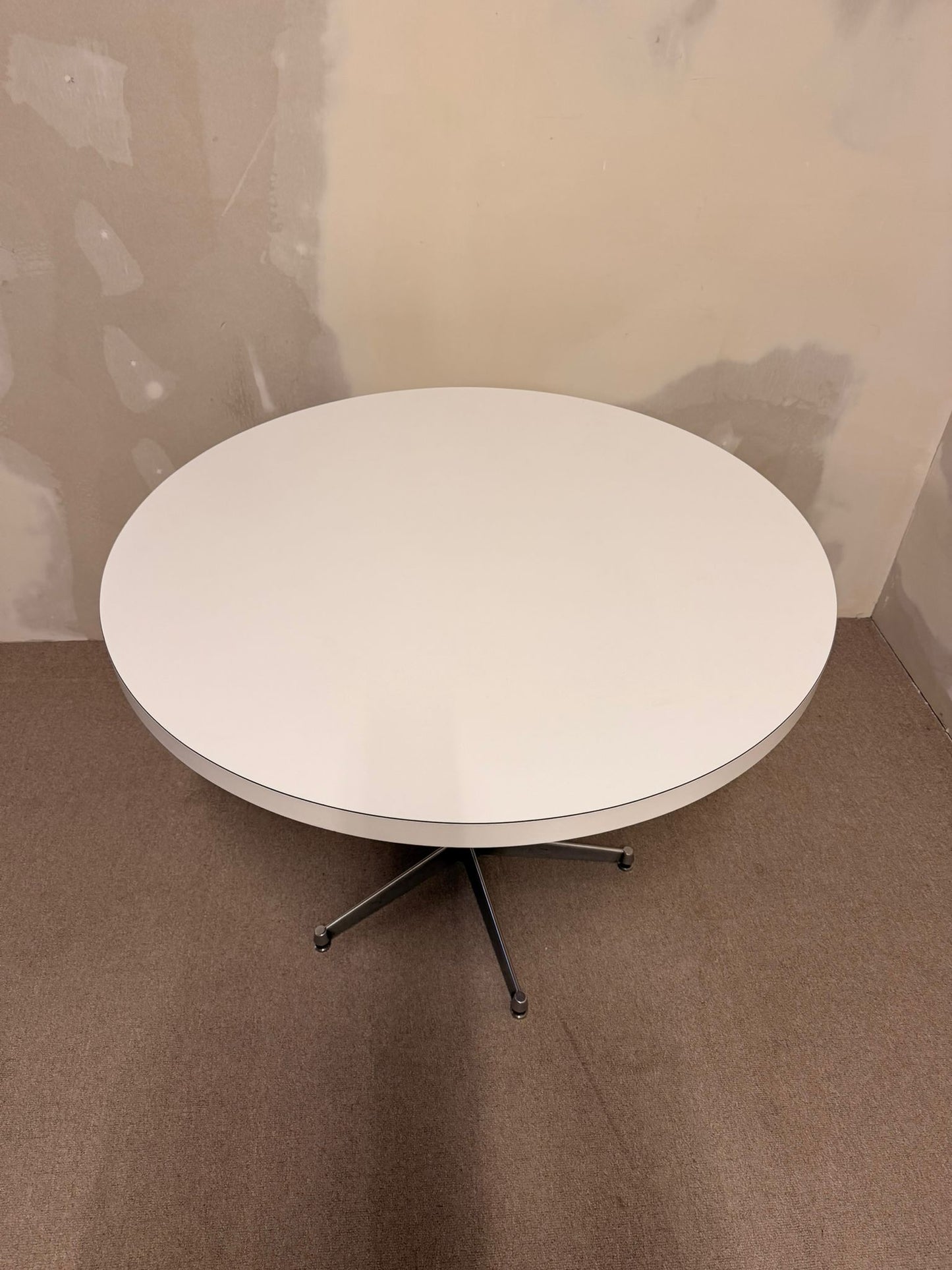 Runder  Mid Century Esstisch weiss im Hermann Miller Stil