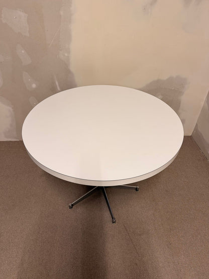 Runder  Mid Century Esstisch weiss im Hermann Miller Stil
