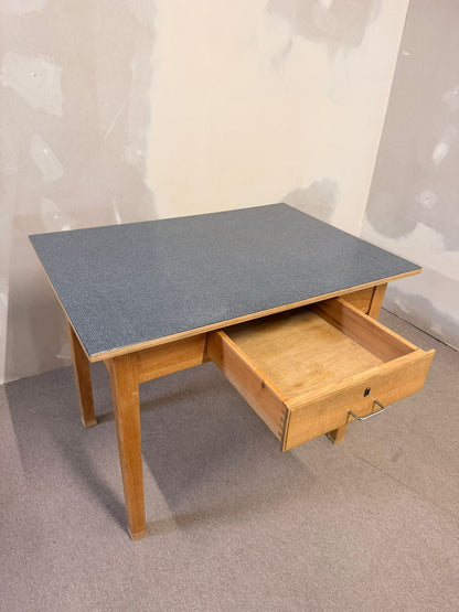 Robuster Vintage Tisch mit Schublade und Resopalplatte