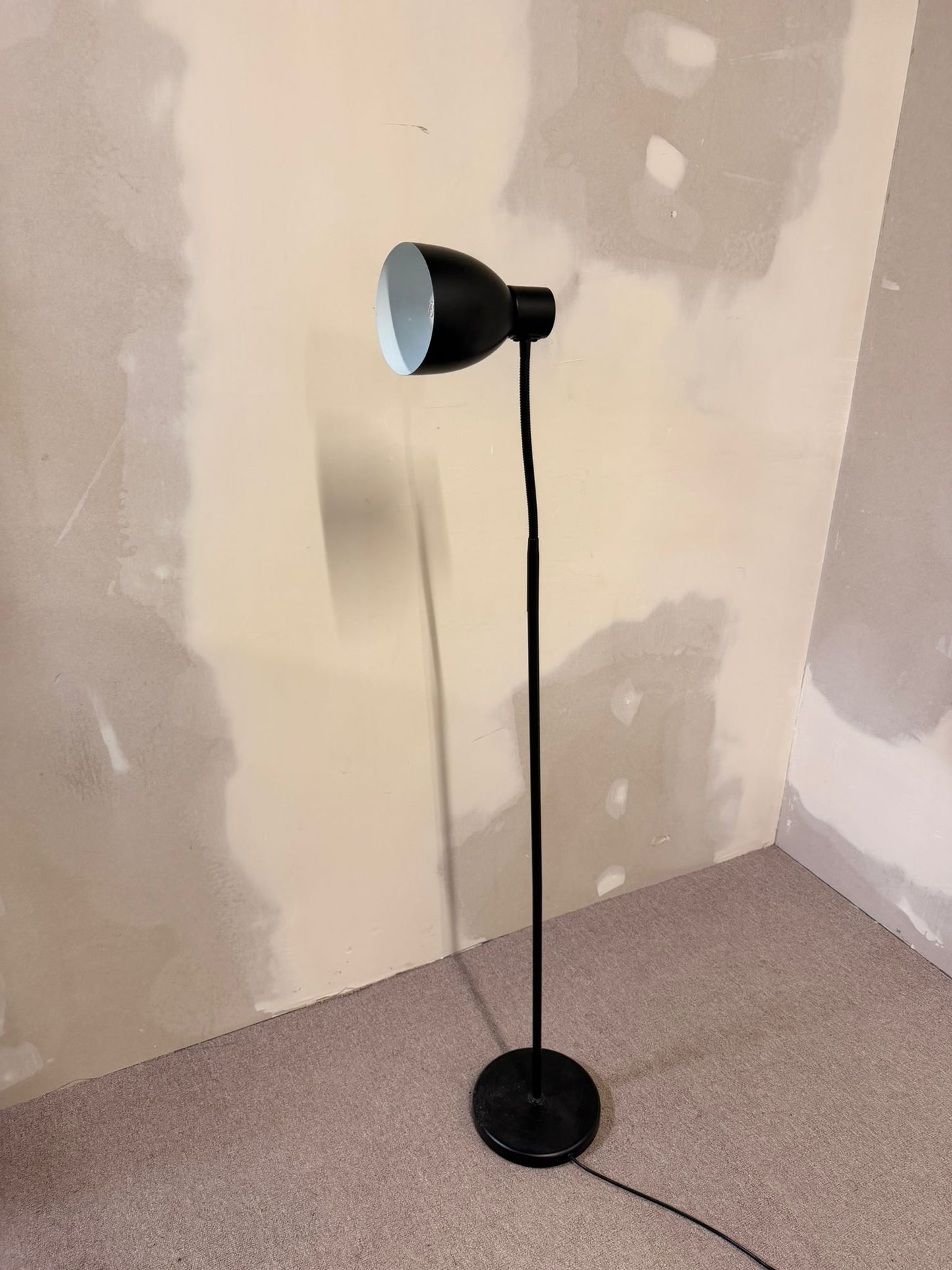 Schwarze Stehlampe im Bauhaus Stil verstellbar