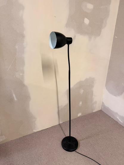 Schwarze Stehlampe im Bauhaus Stil verstellbar