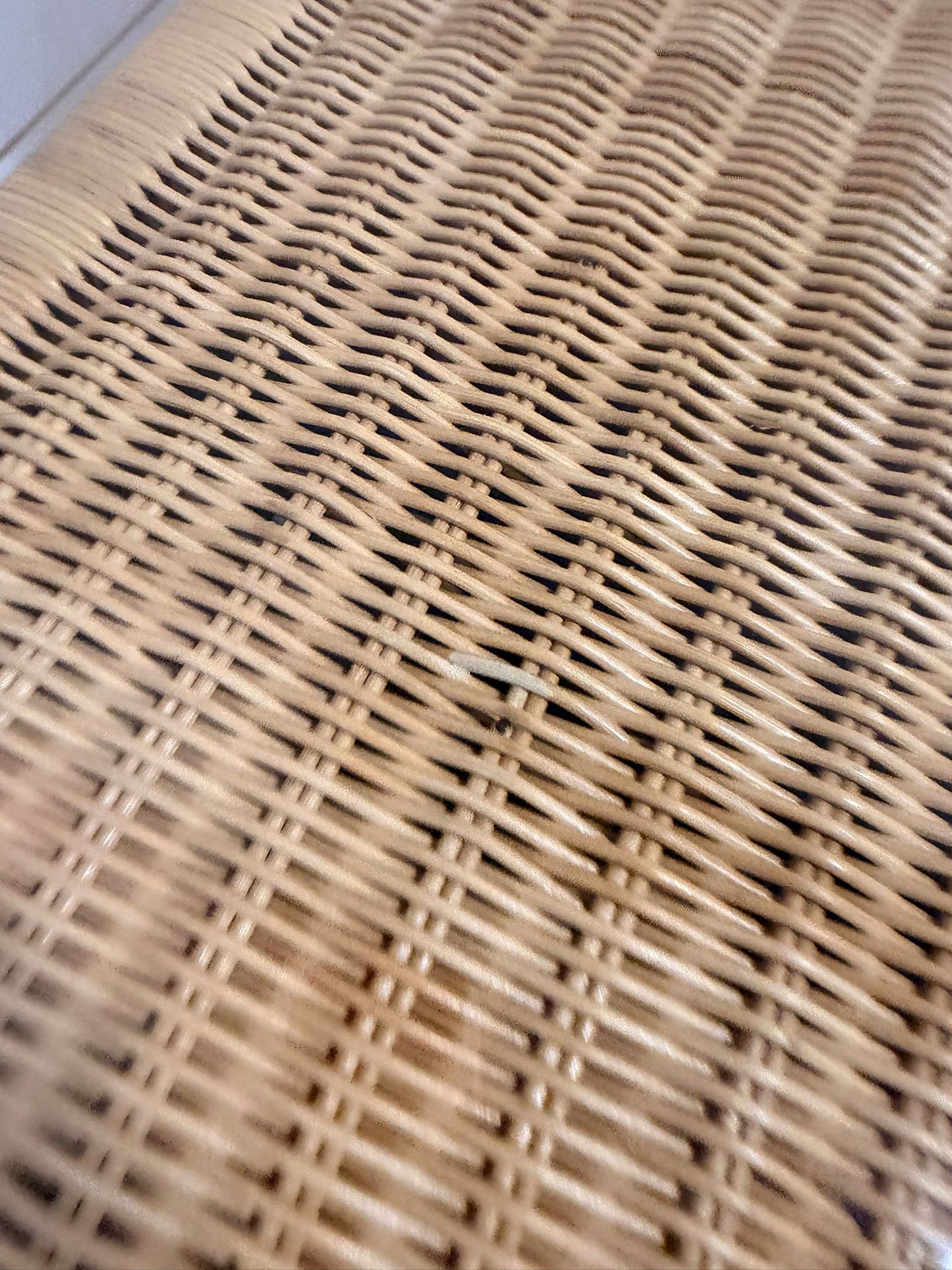 Rattan Couchtisch im Coastal Stil mit Glasplatte