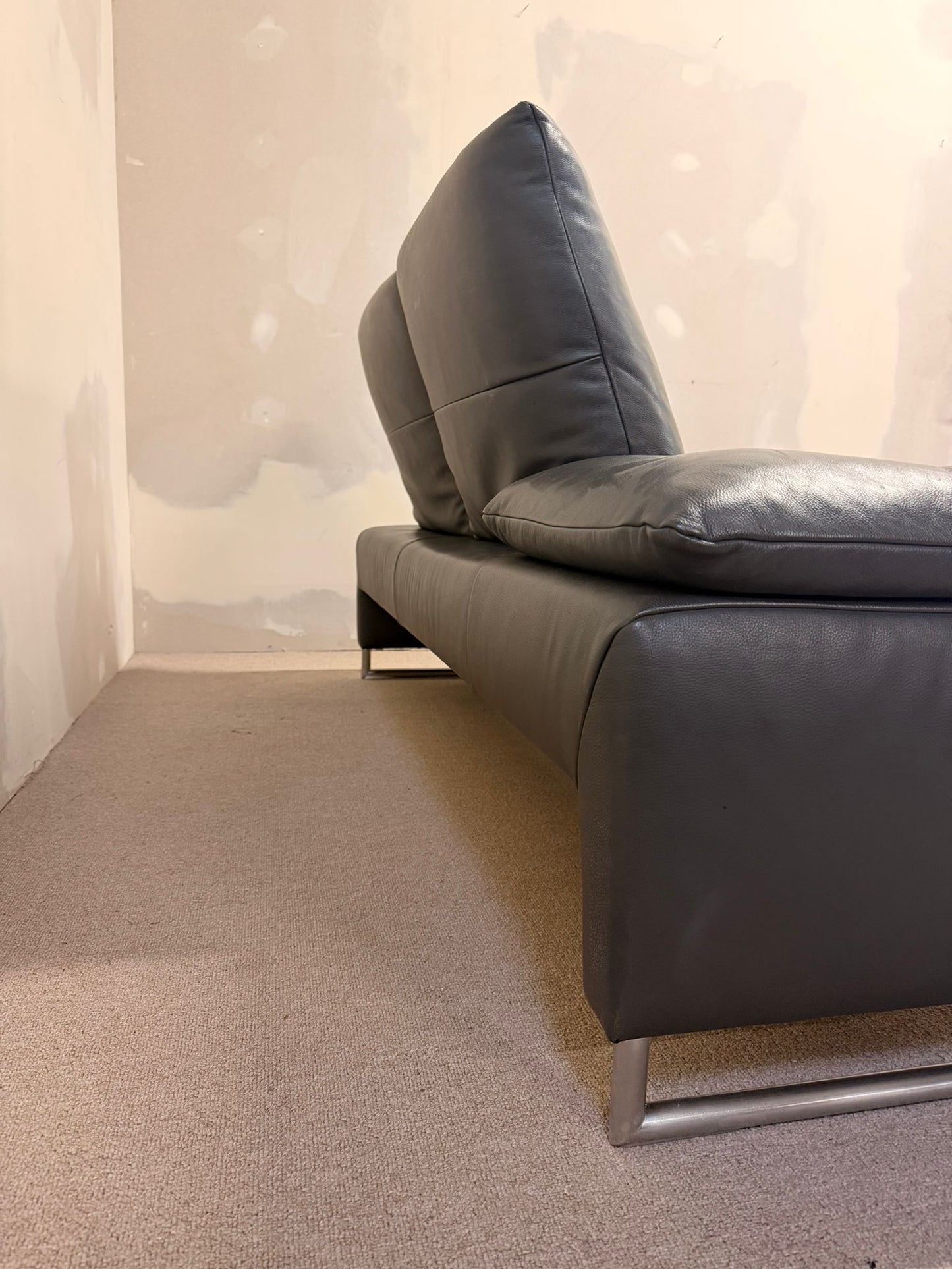 Koinor 2er Designersofa Ramon aus  Leder Grau, Metallfüsse