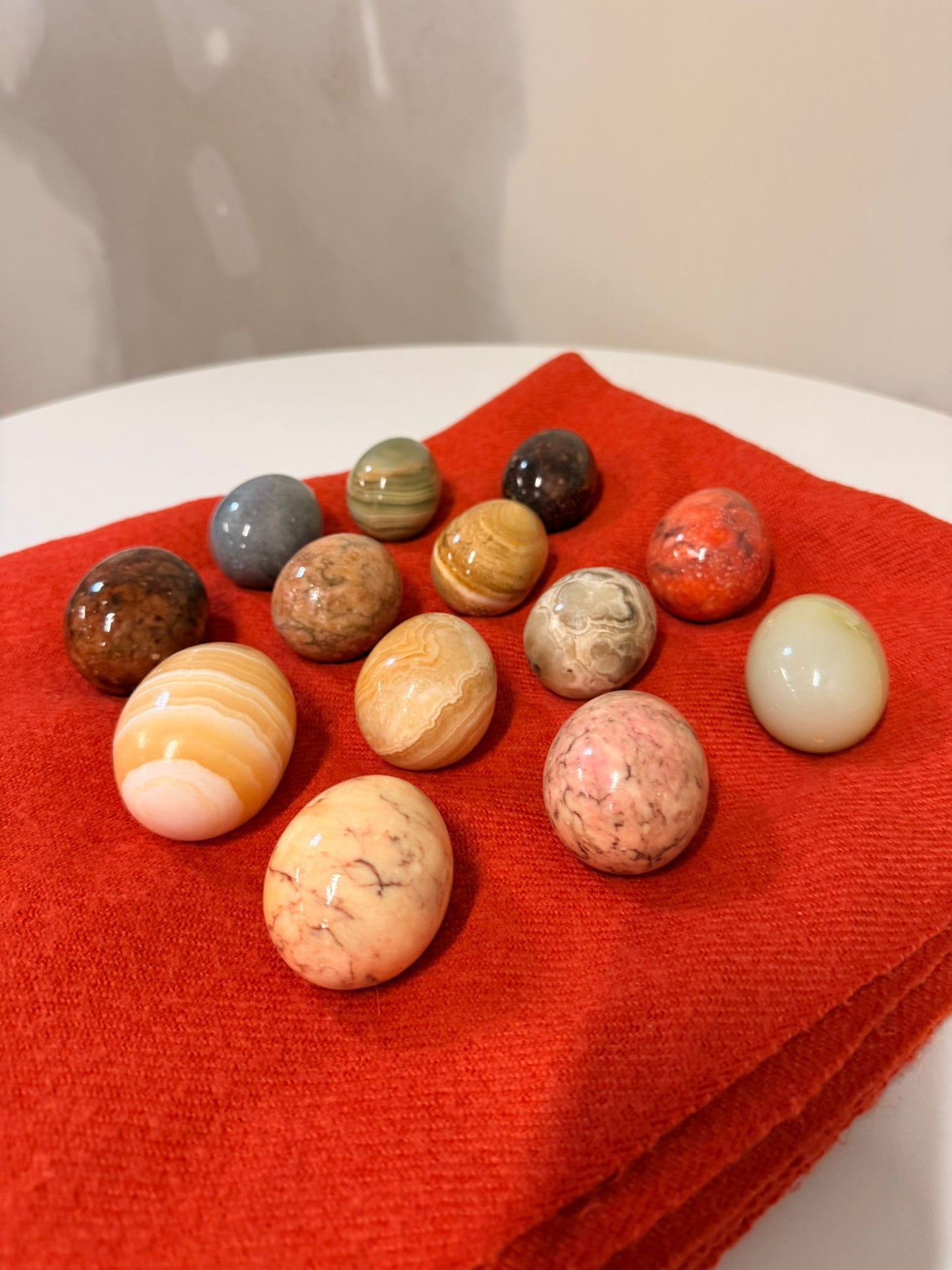 Set aus 13 polierten Naturstein Eier versch. Mineralien