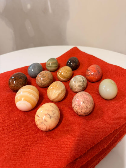 Set aus 13 polierten Naturstein Eier versch. Mineralien