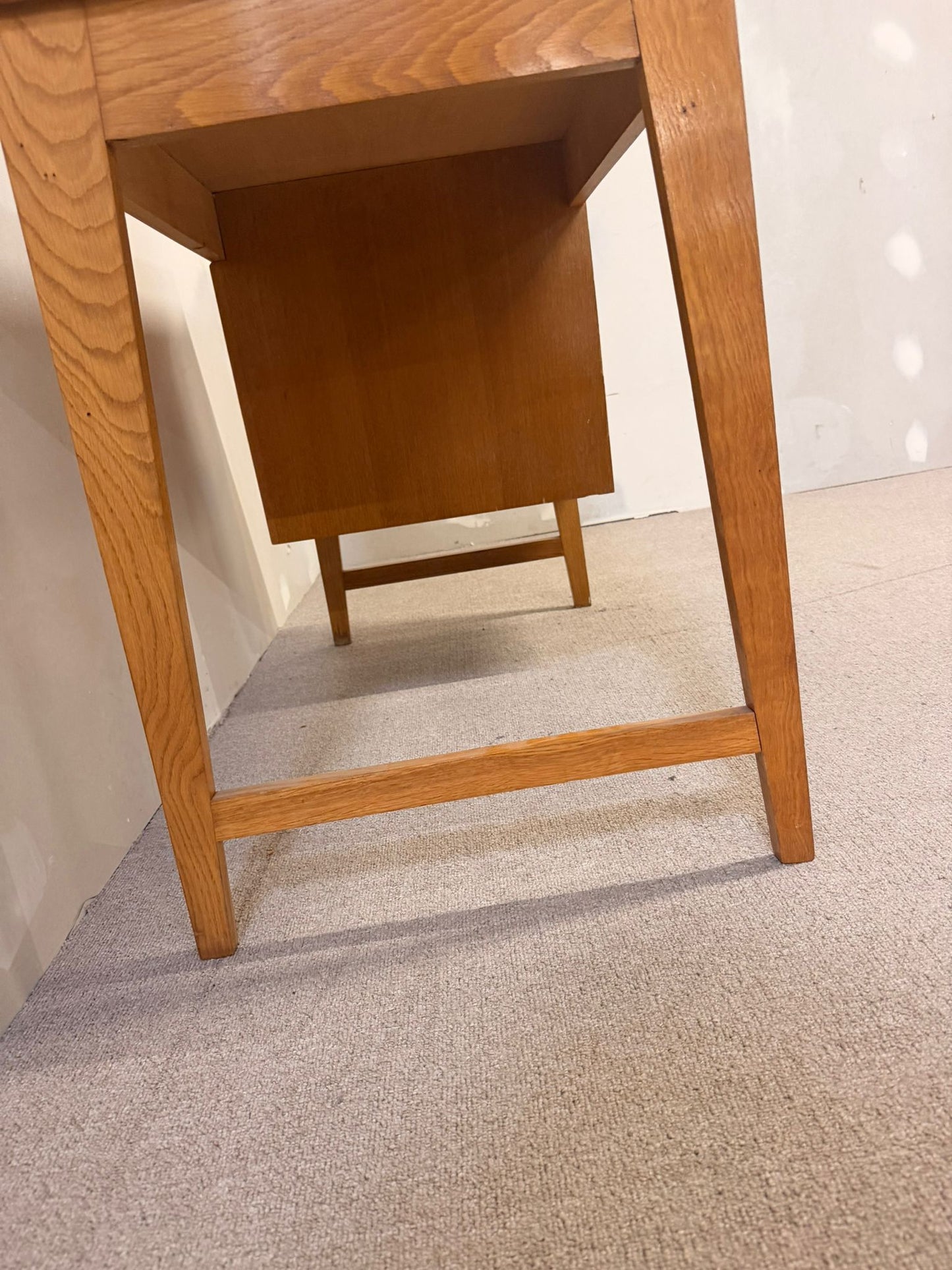 Vintage Schreibtisch aus Holz im Mid-Century Stil