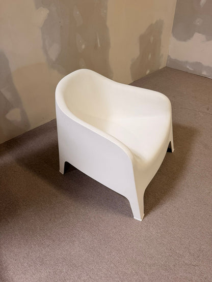 Ikea Skarpö Sessel outdoor in weiss stapelbar für den Garten