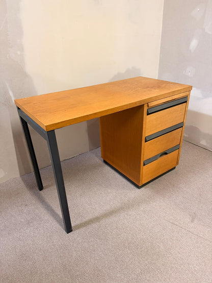 Vintage Schreibtisch mit Schubladen aus den 70er Jahre