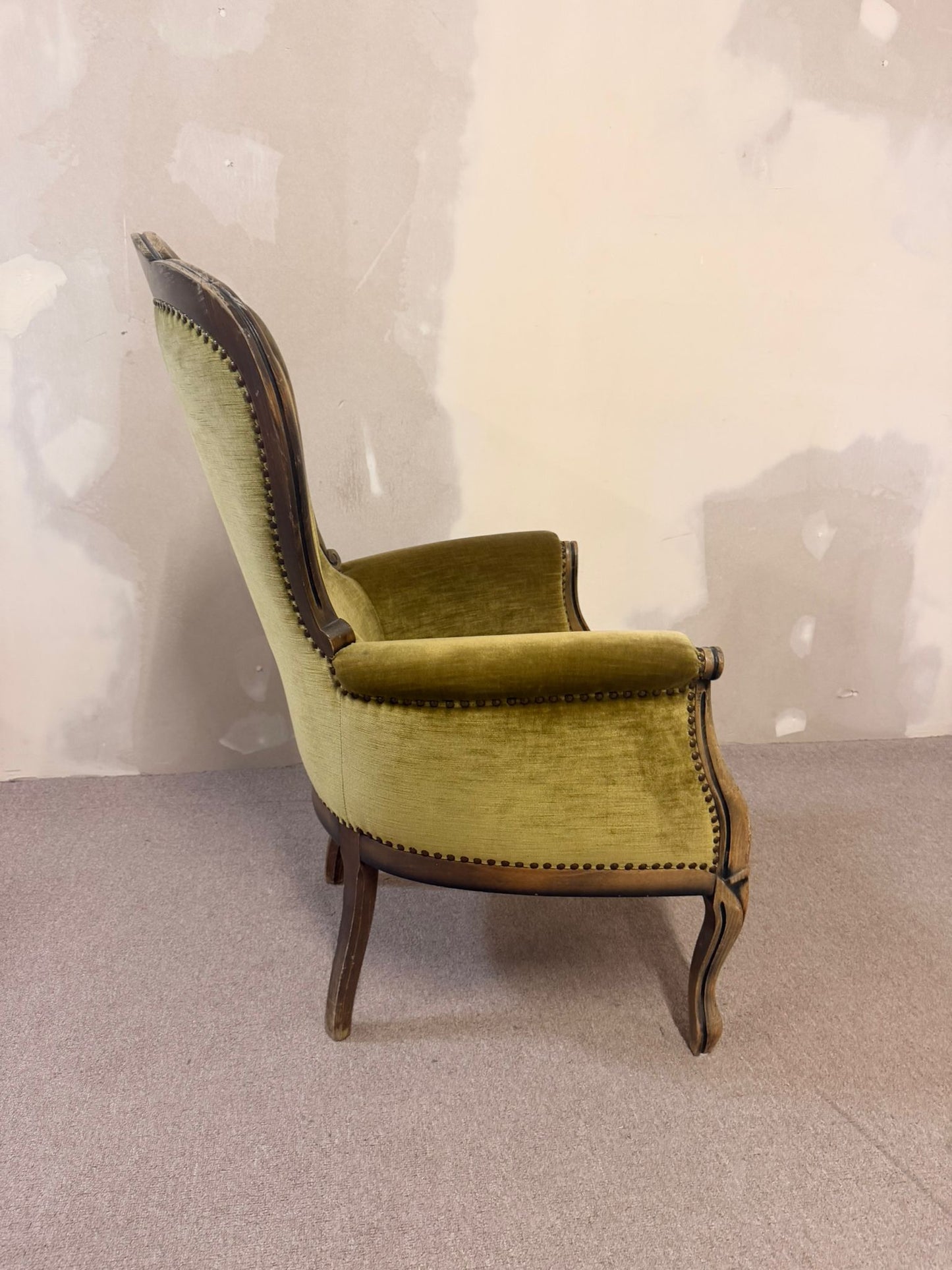 Antiker vintage Ohrensessel aus Samt und Holz aus den 70er
