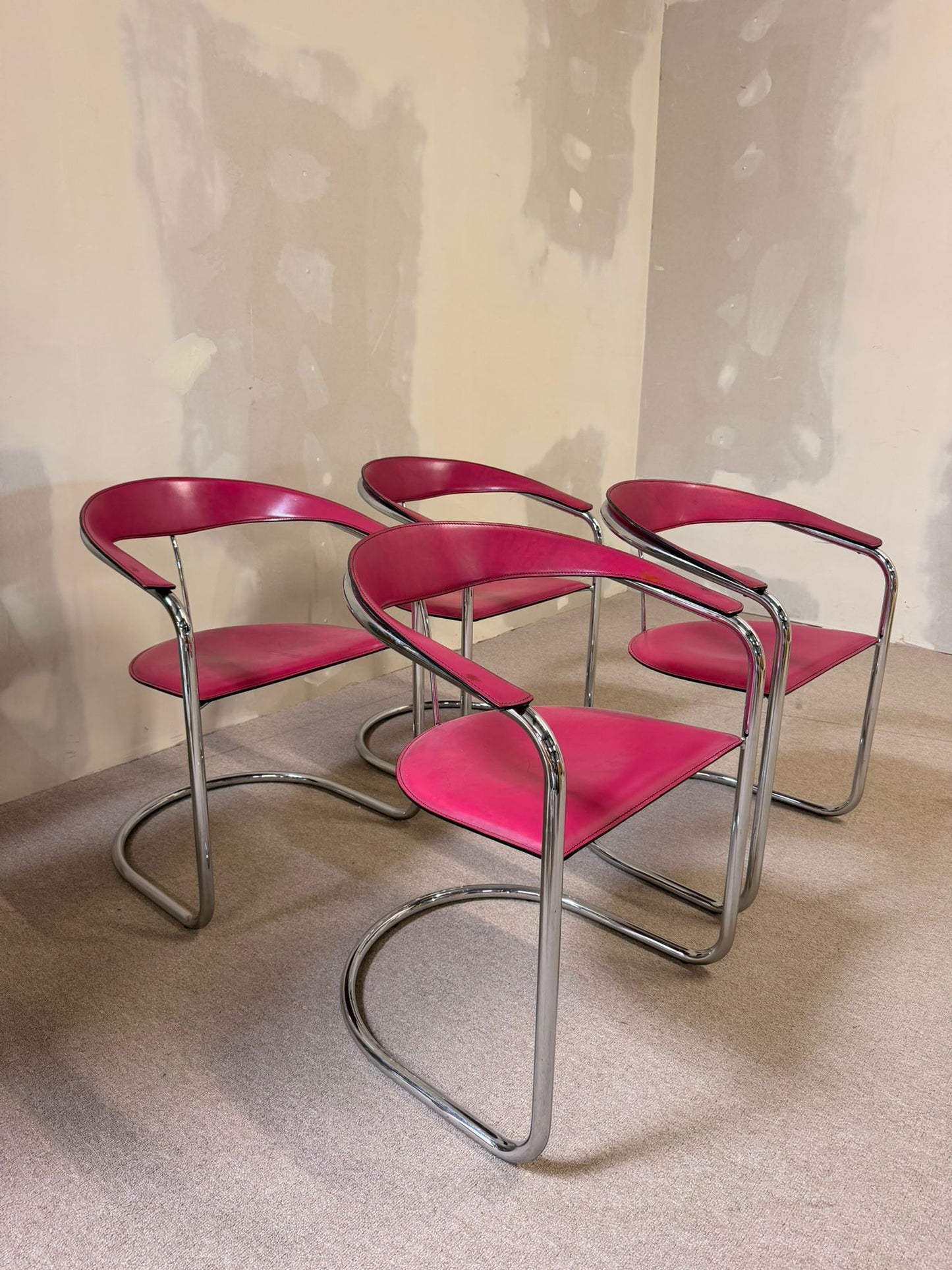 Seltene Canasta Freischwinger Stühle in Pink Arrben Italy