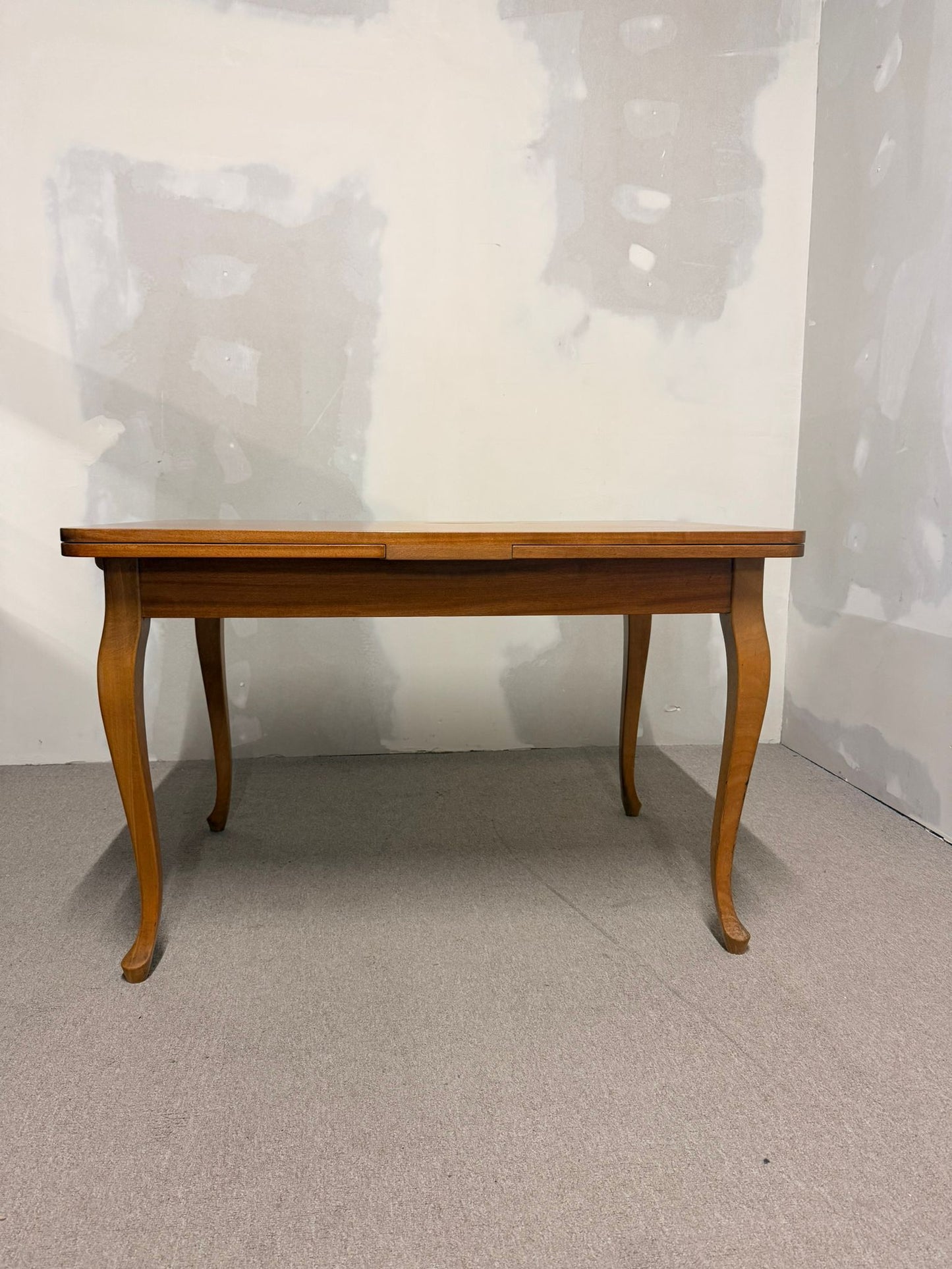 Vintage ausziehbarer Esstisch aus Holz, geschwungene Beine