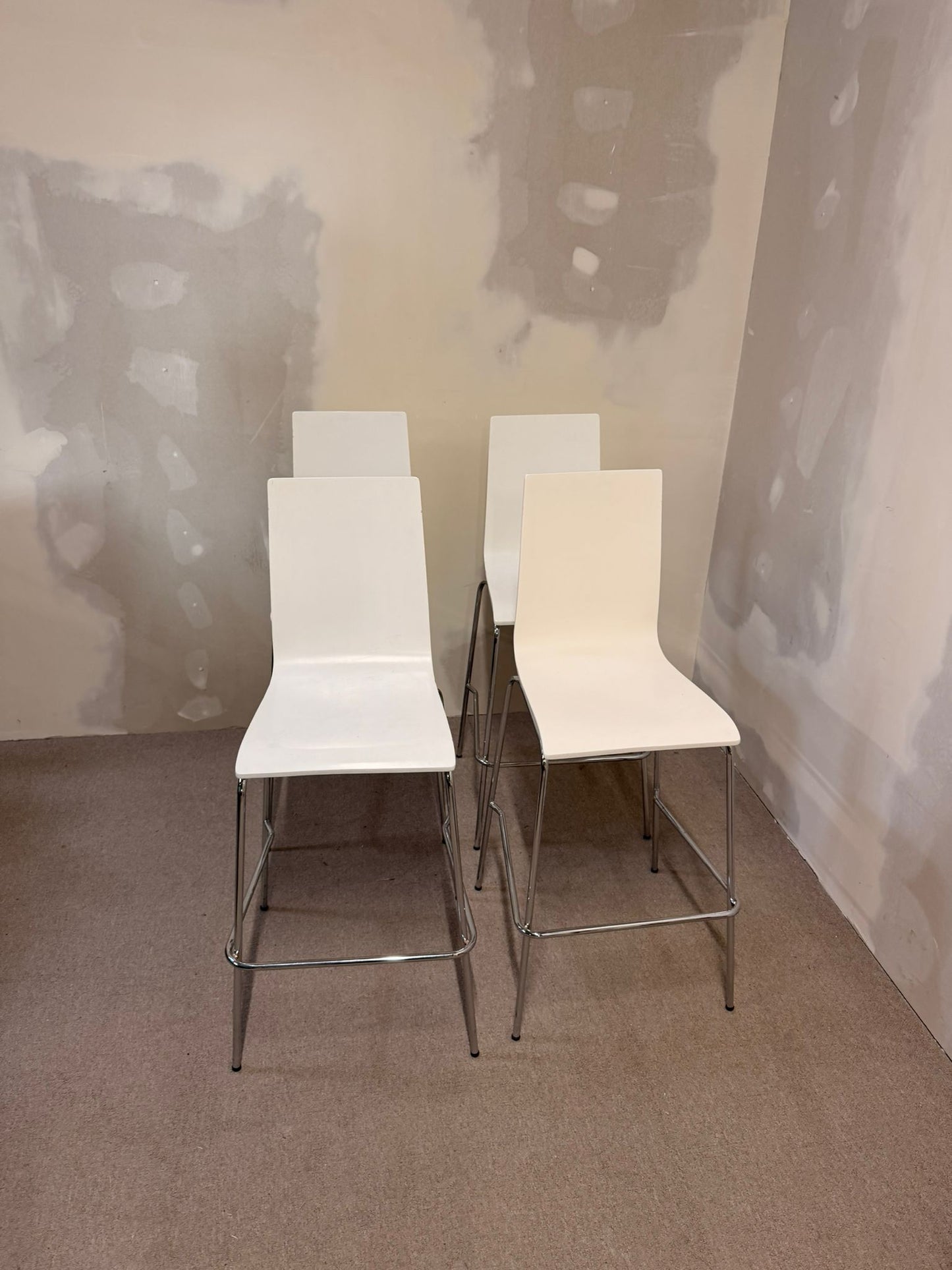 Barhocker, stapelbar, weisse Sitzschale, Metallbeine 4x verf