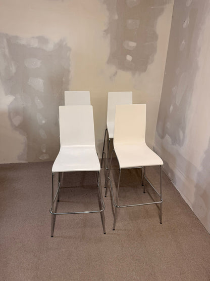 Barhocker, stapelbar, weisse Sitzschale, Metallbeine 4x verf