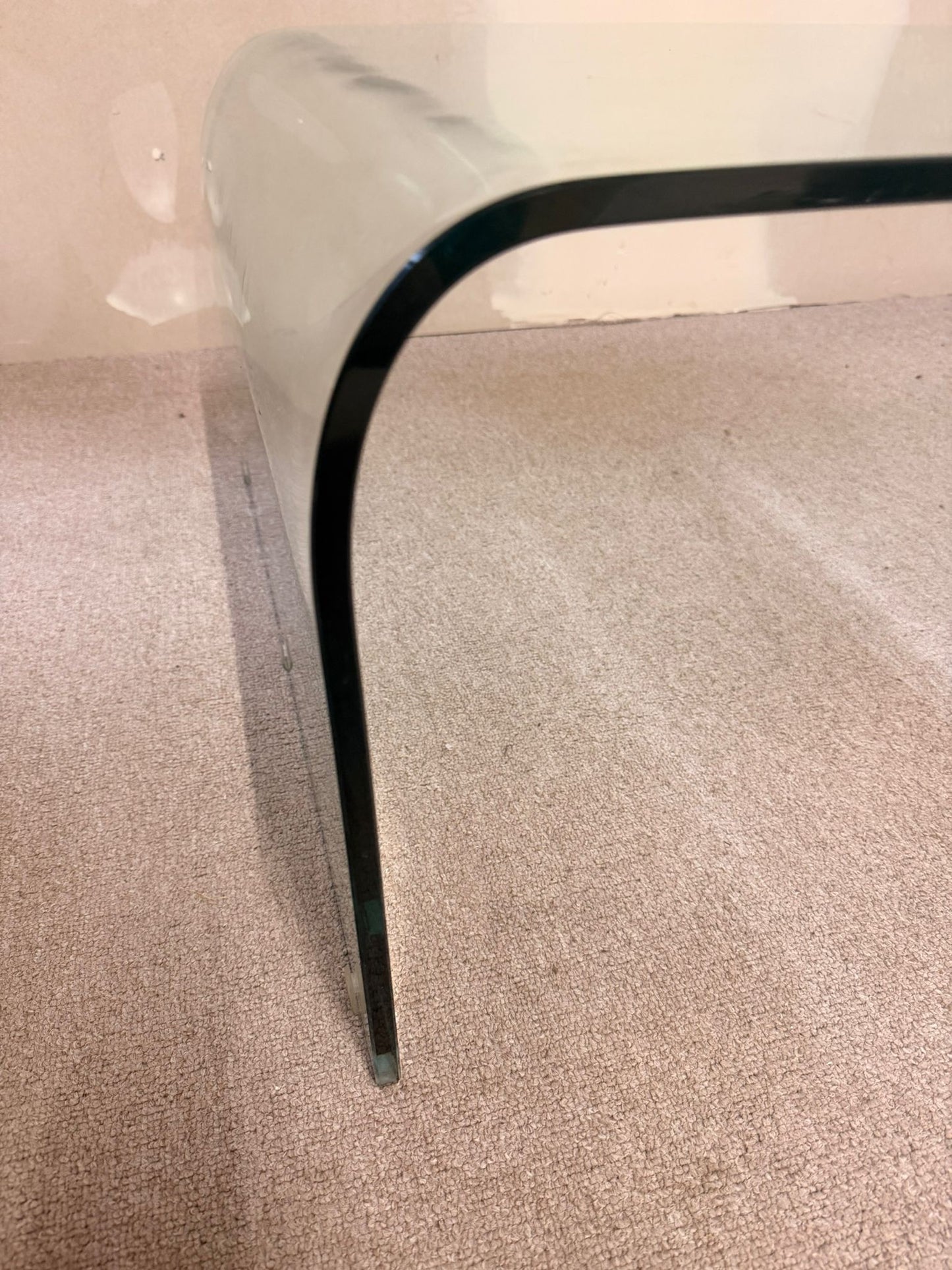 Minimalistischer Mid Century Glastisch, gebogener Glasplatte