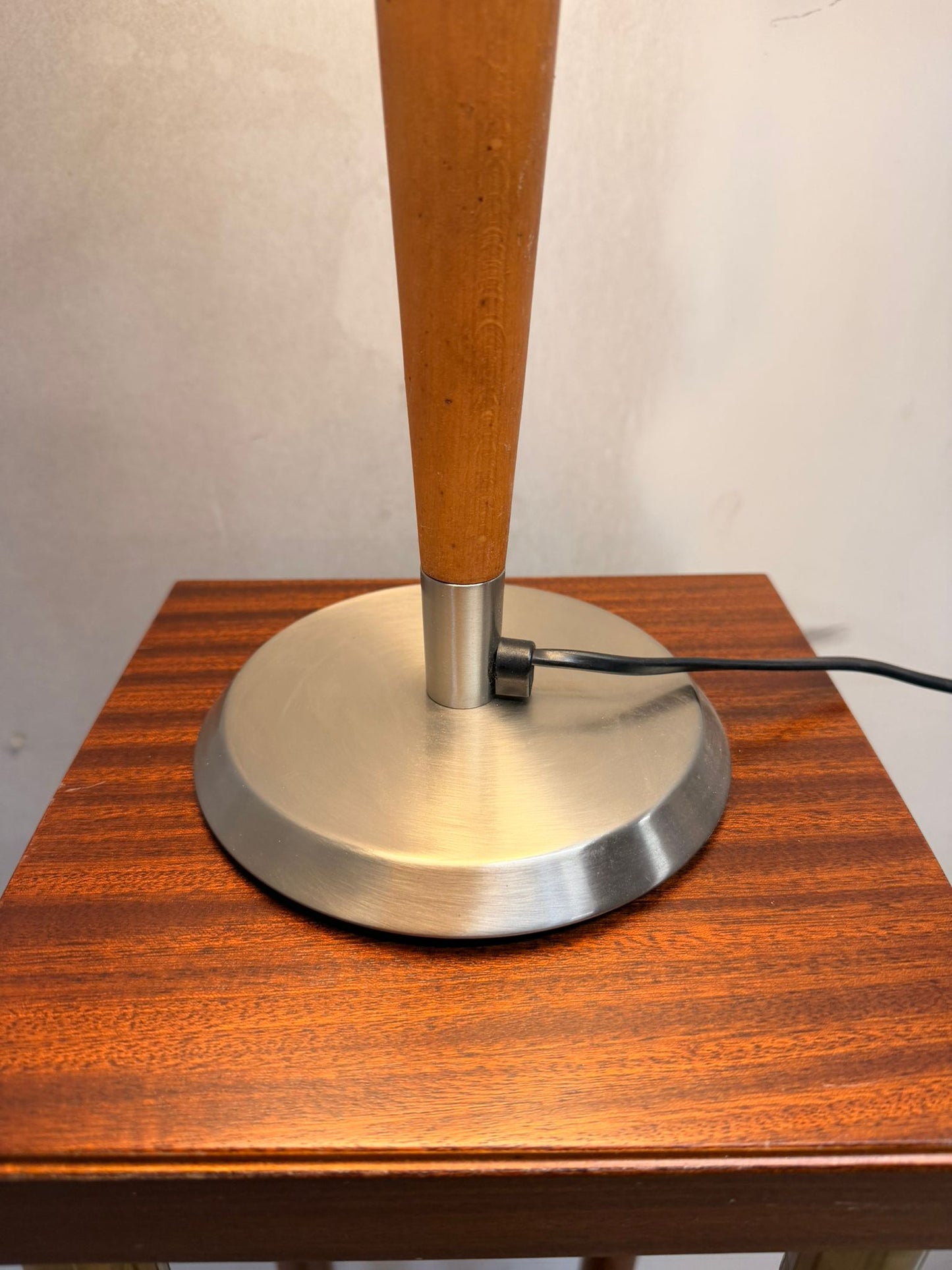 Vintage Tischlampe im Art Deco Stil mit weissem Lampenschirm