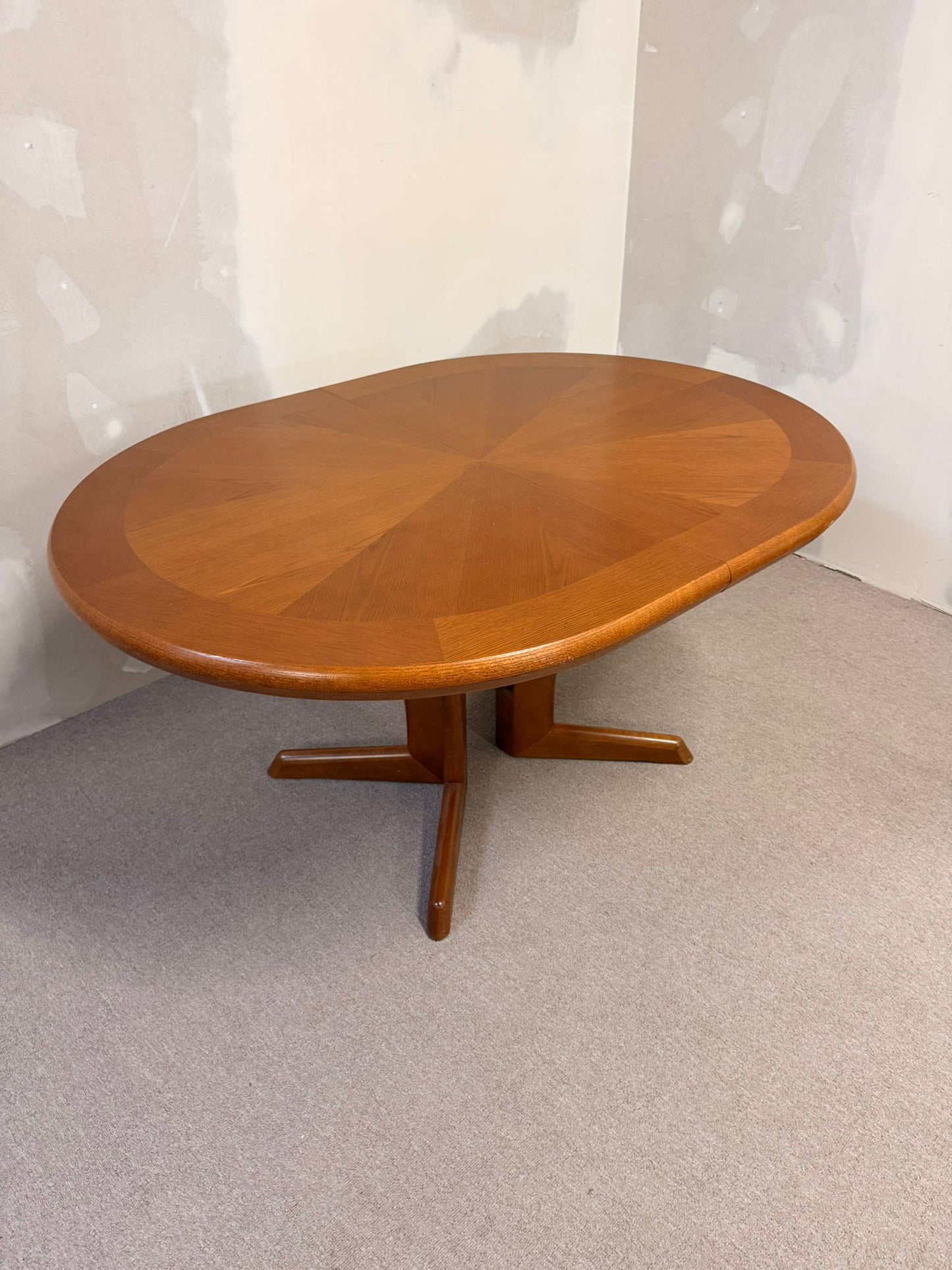 Mid Century Esstisch oval aus Holz ausziebar in 2 Stufen