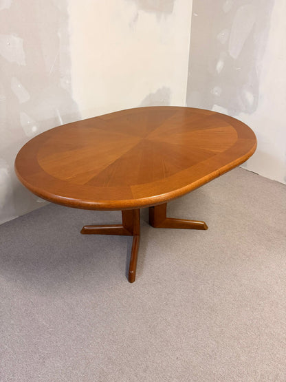 Mid Century Esstisch oval aus Holz ausziebar in 2 Stufen