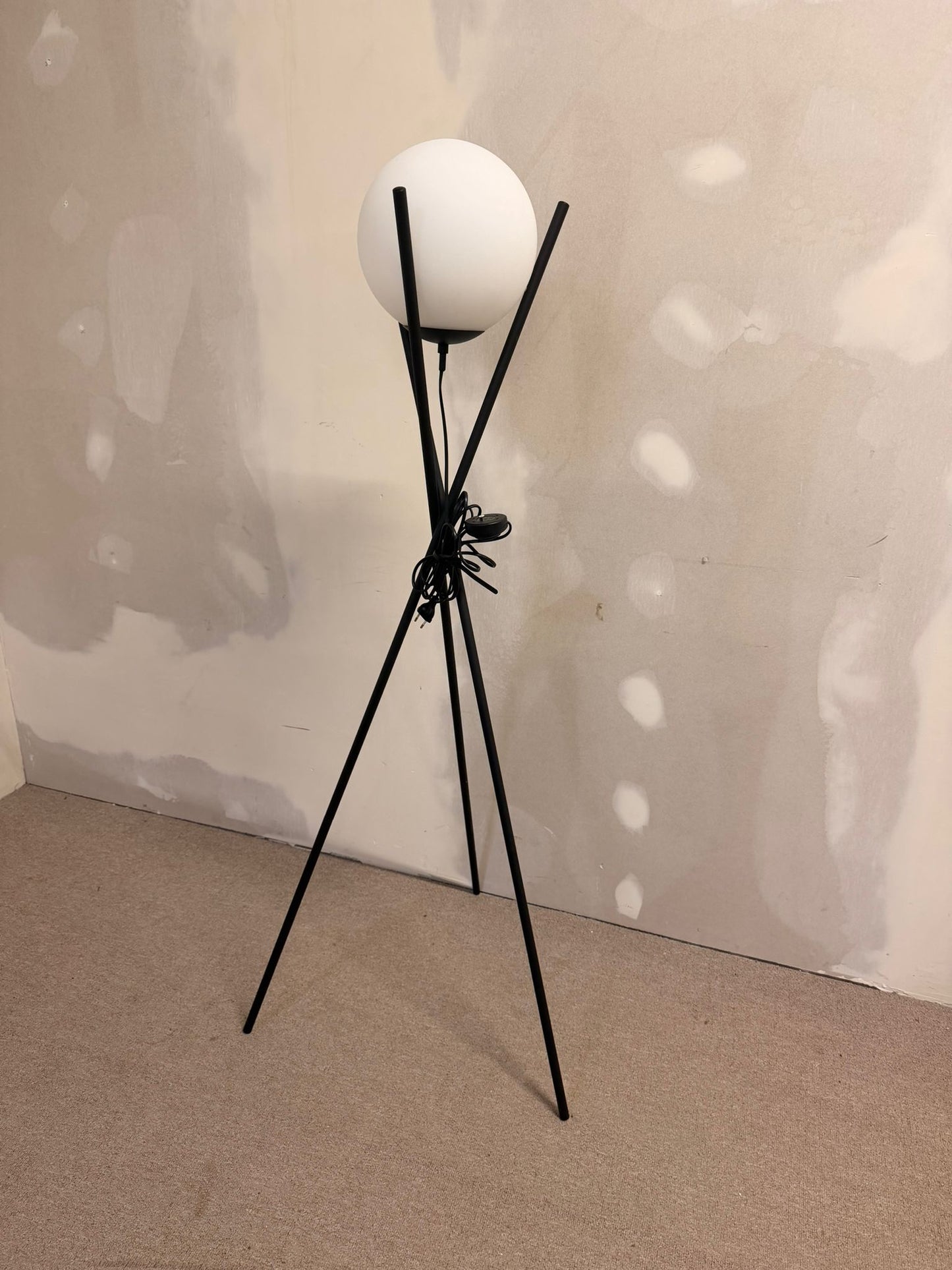 Stylische dreibein Stehlampe mit Glaskugel und Metallständer