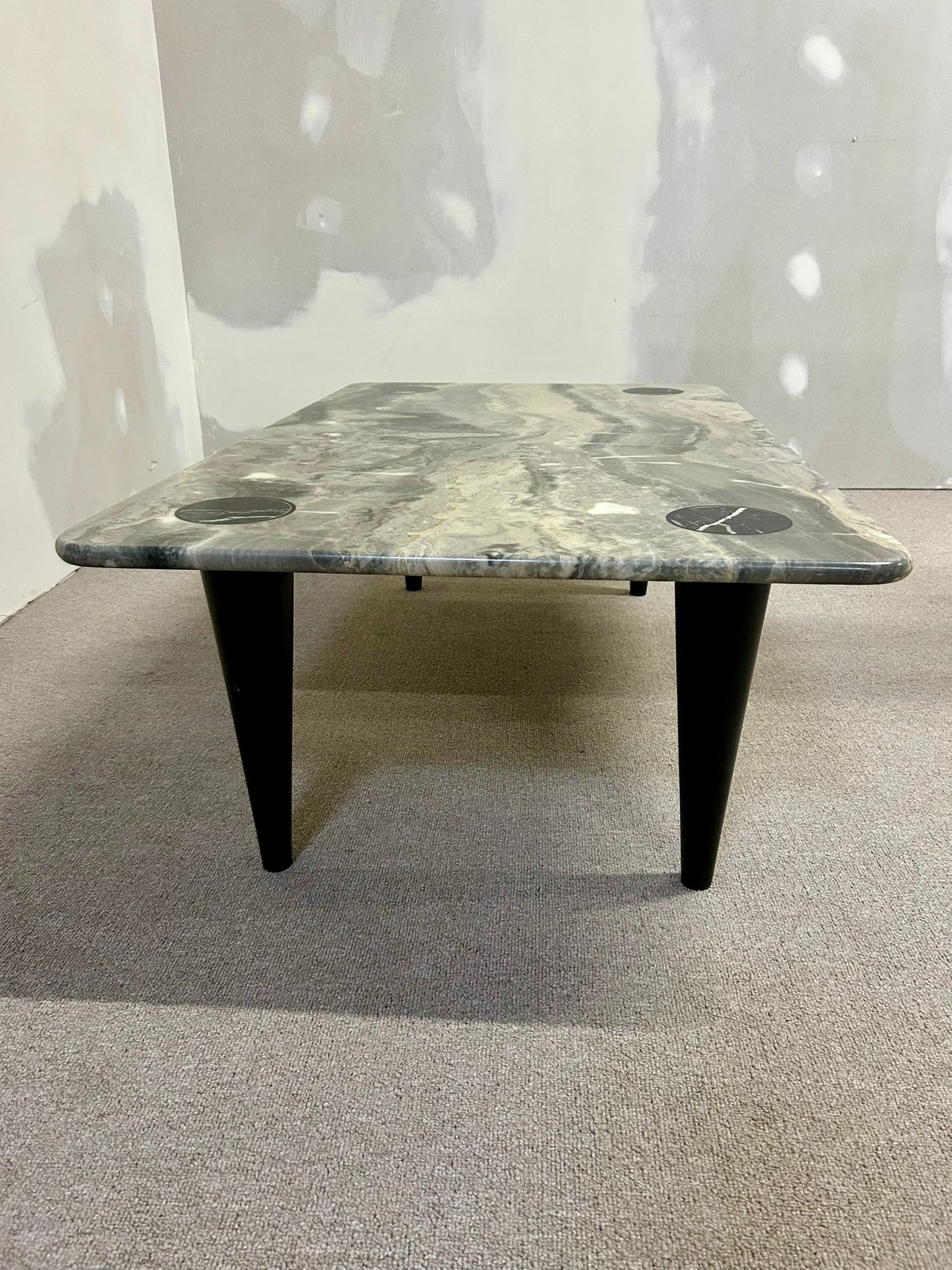 Edler Marmor Couchtisch mit schwarzen Beinen