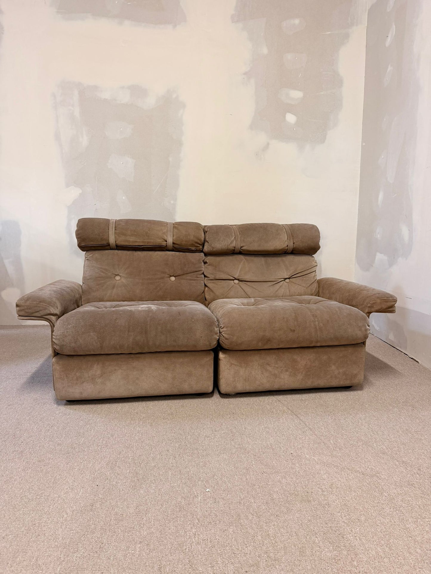 Italienisches modulares 70er Jahre Wildleder Sofa 2-Sitzer