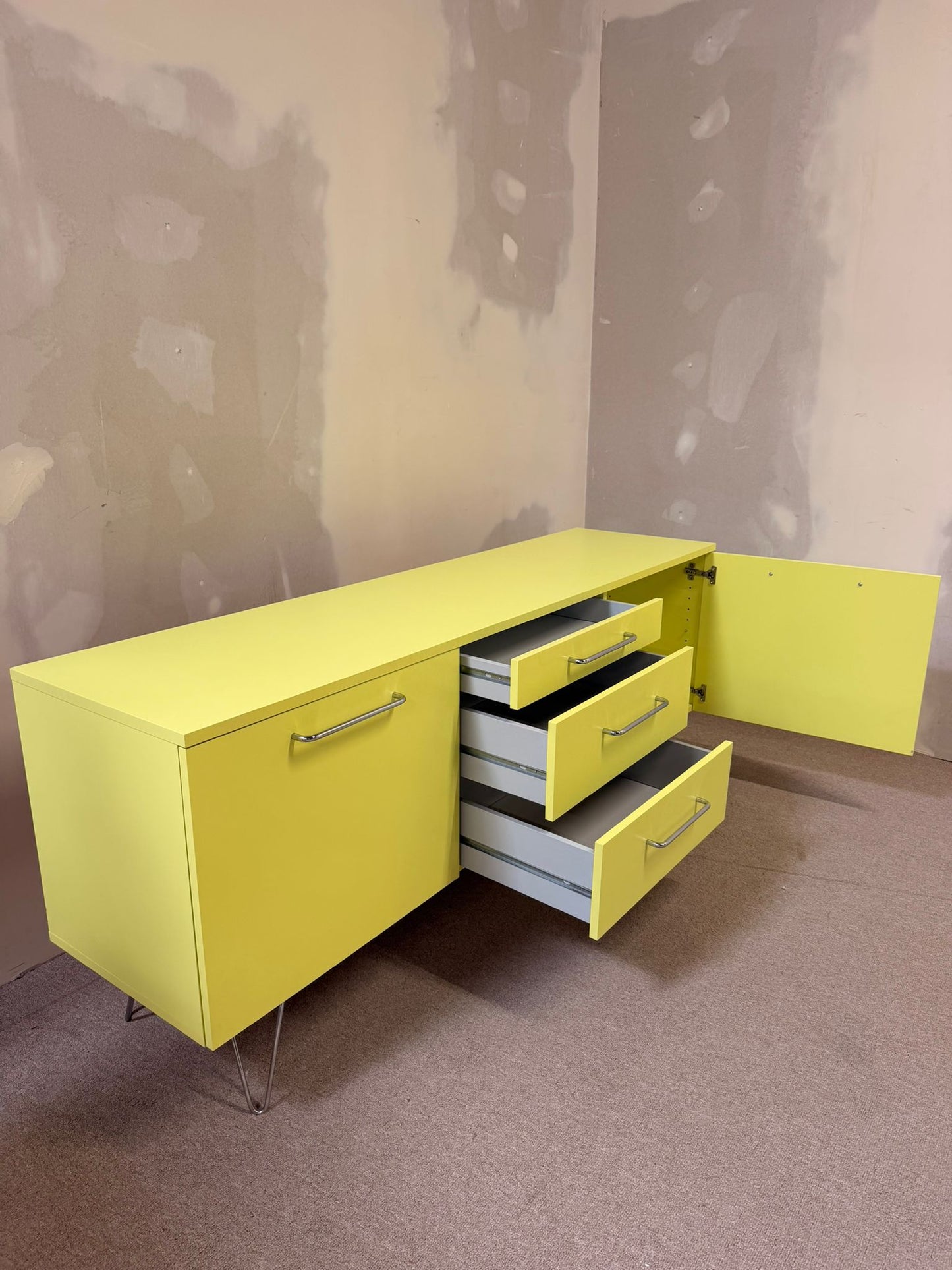Modernes limettengrünes Sideboard Büffet im Retro Stil