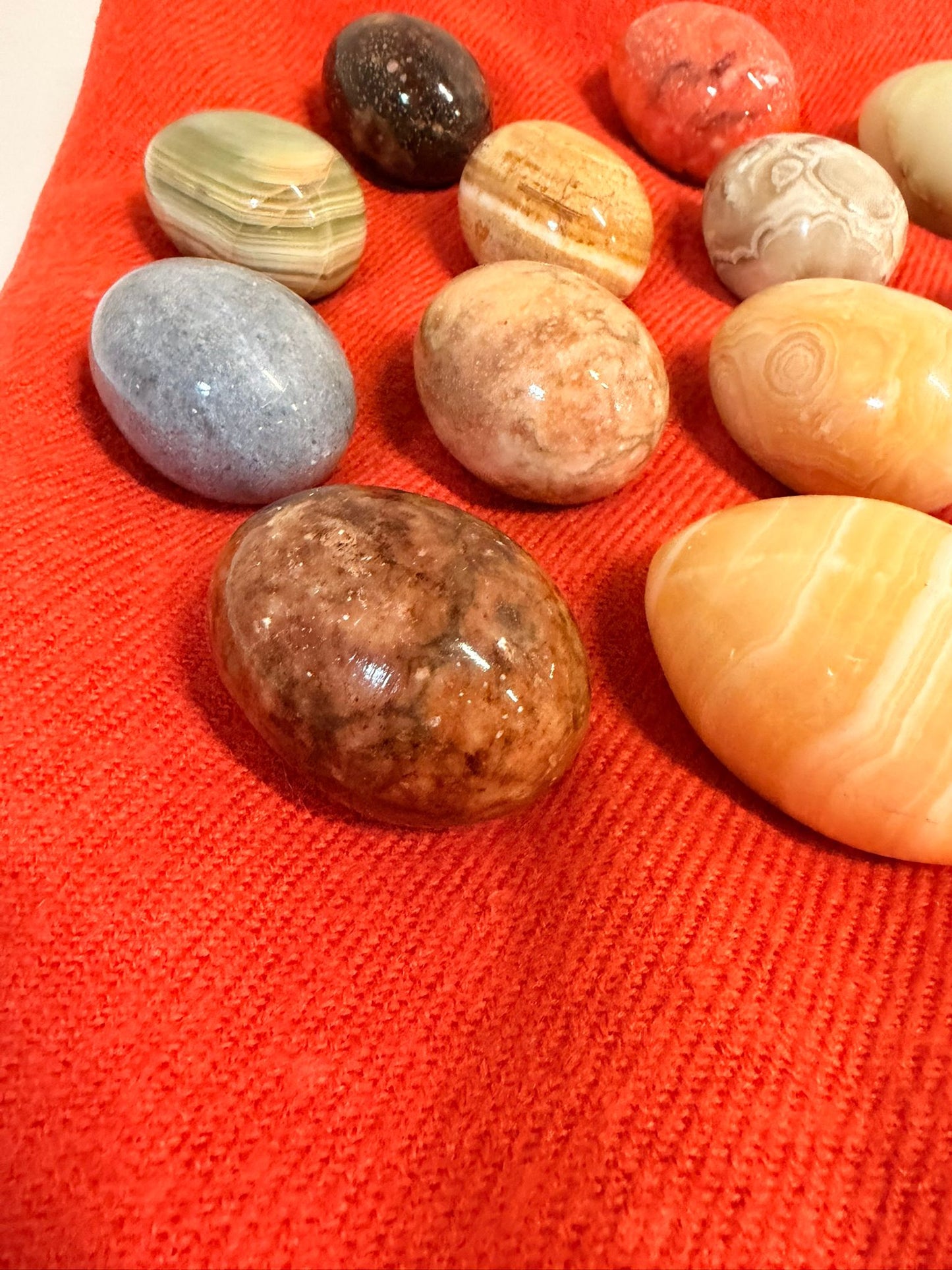 Set aus 13 polierten Naturstein Eier versch. Mineralien