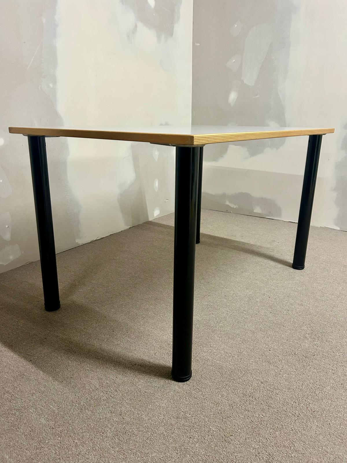 Tisch, Küchentisch mit weisser Tischplatte, schwarze Beine