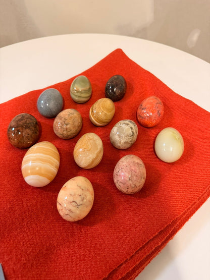 Set aus 13 polierten Naturstein Eier versch. Mineralien