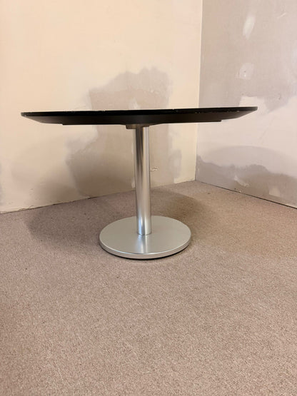 Stabiler weisser runder Couchtisch mit Metallsockel