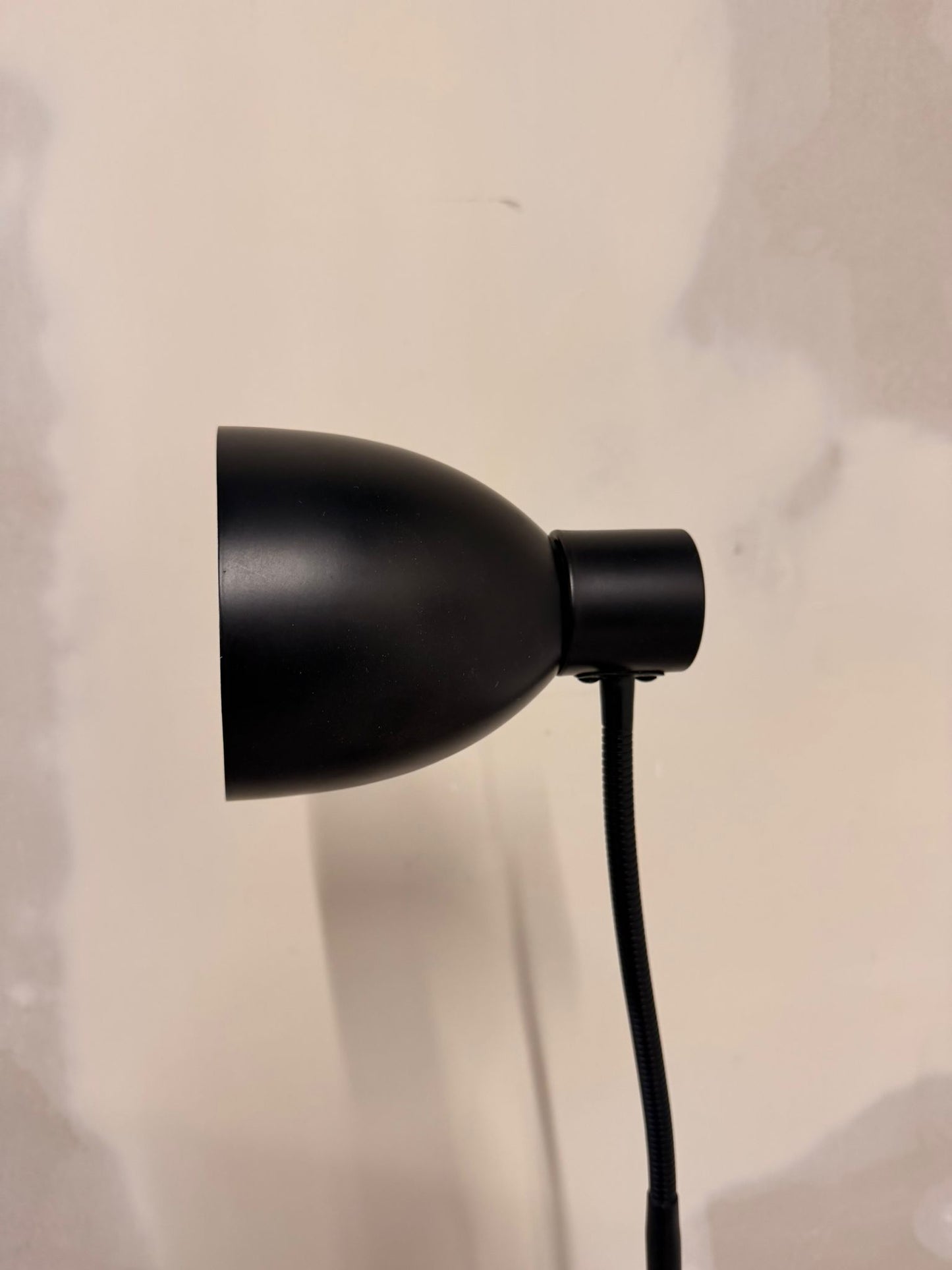 Schwarze Stehlampe im Bauhaus Stil verstellbar