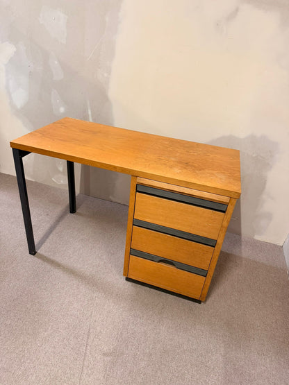 Vintage Schreibtisch mit Schubladen aus den 70er Jahre