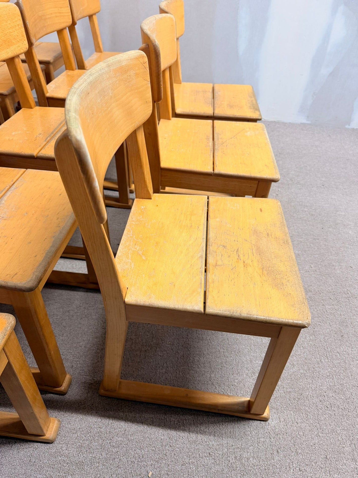 Stabile Kinderstühle aus Holz, ideal für Kindergarten/Krippe