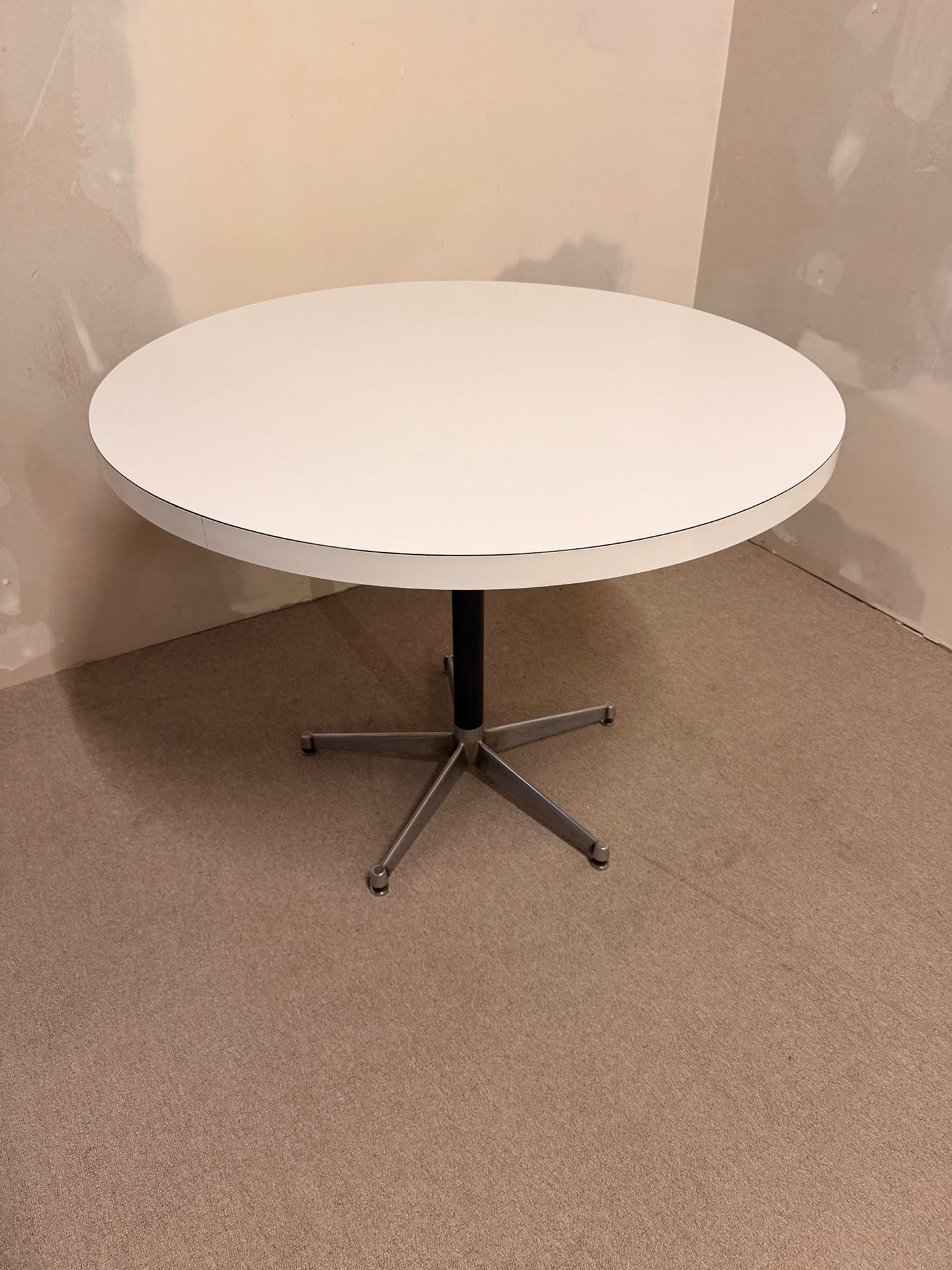 Runder  Mid Century Esstisch weiss im Hermann Miller Stil