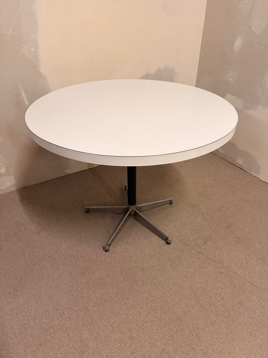Runder  Mid Century Esstisch weiss im Hermann Miller Stil