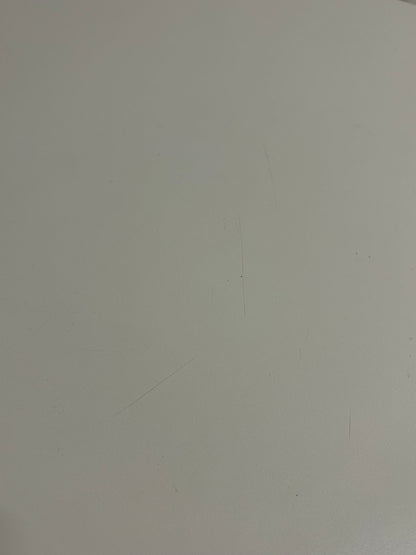 Runder Tisch mit Chrom-Füsse und grau-weisser Platte