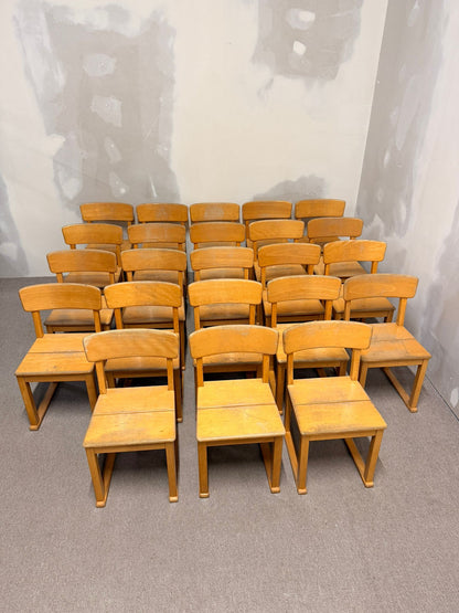 Stabile Kinderstühle aus Holz, ideal für Kindergarten/Krippe