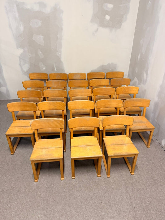 Stabile Kinderstühle aus Holz, ideal für Kindergarten/Krippe