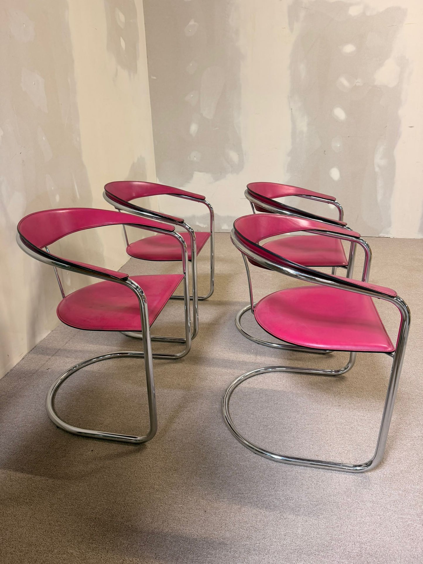 Seltene Canasta Freischwinger Stühle in Pink Arrben Italy