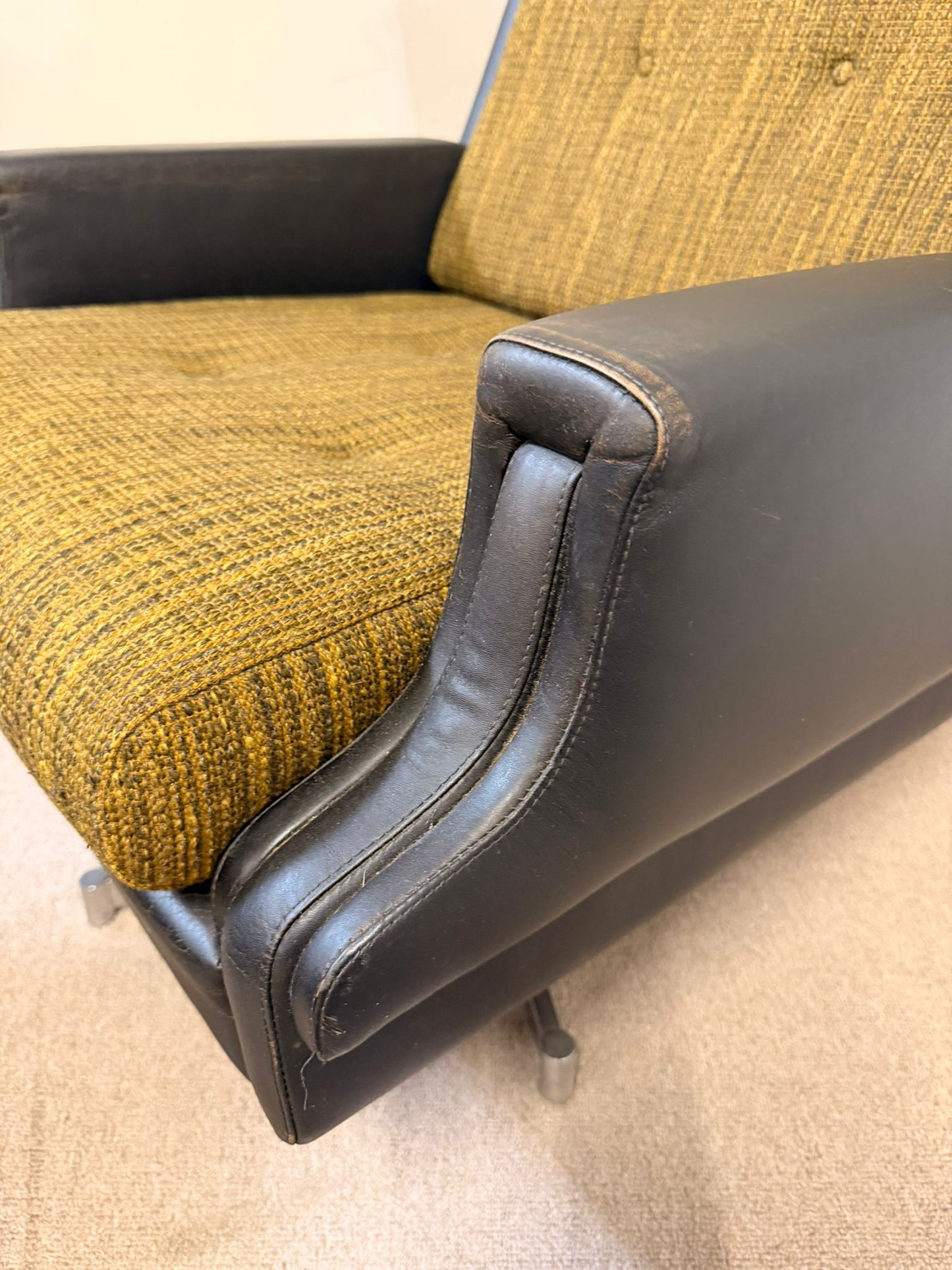 Edle Vintage Club Sessel mit drehbarem Metallfuss 70`s