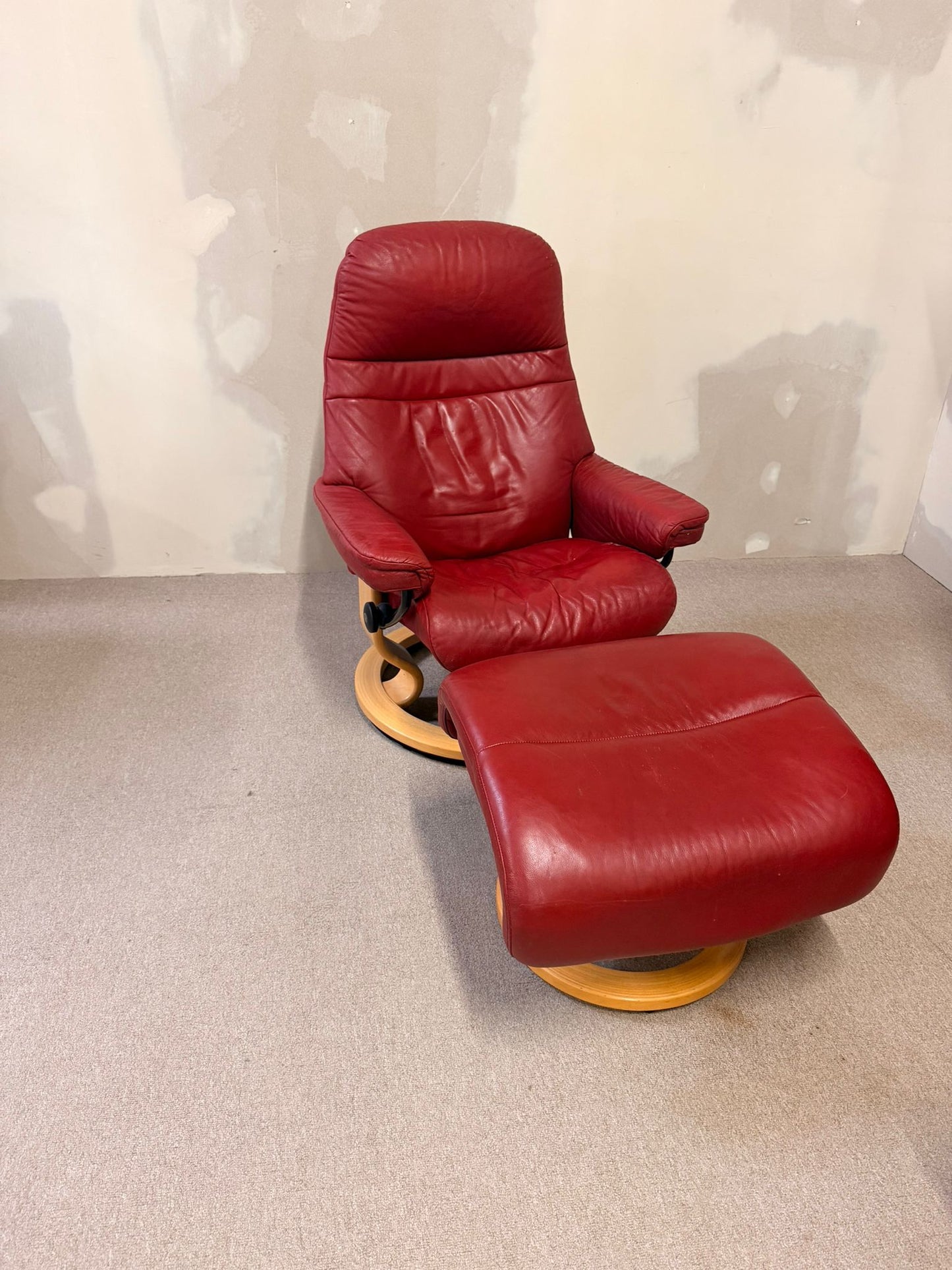 Drehbarer Stressless Sessel aus Leder mit Hocker rot (S/M)