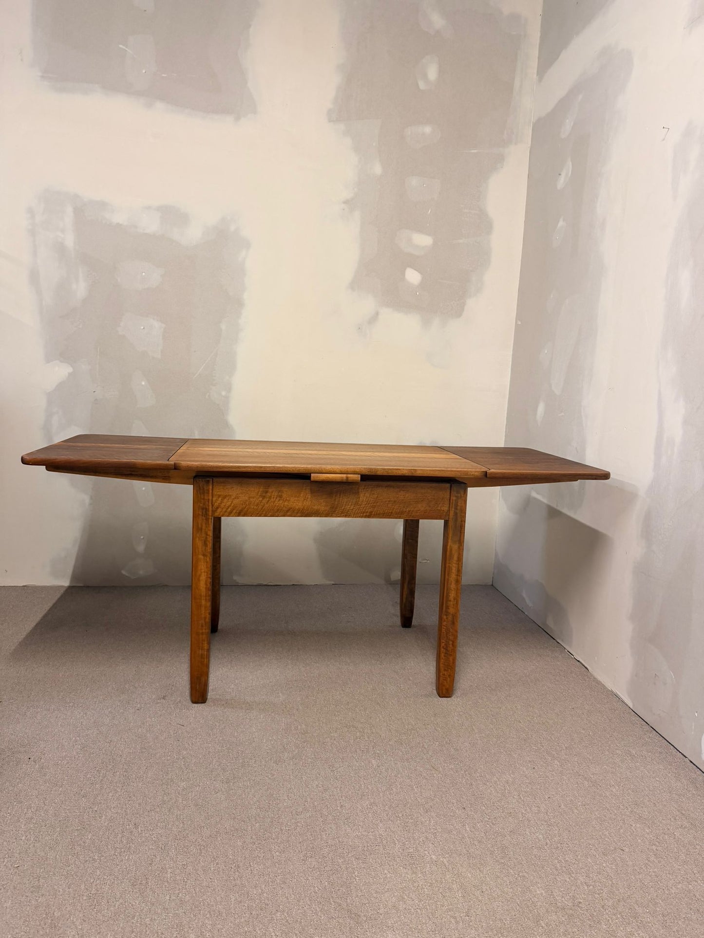 Rustikaler Massivholztisch, ausziehbar mit 2 Platten
