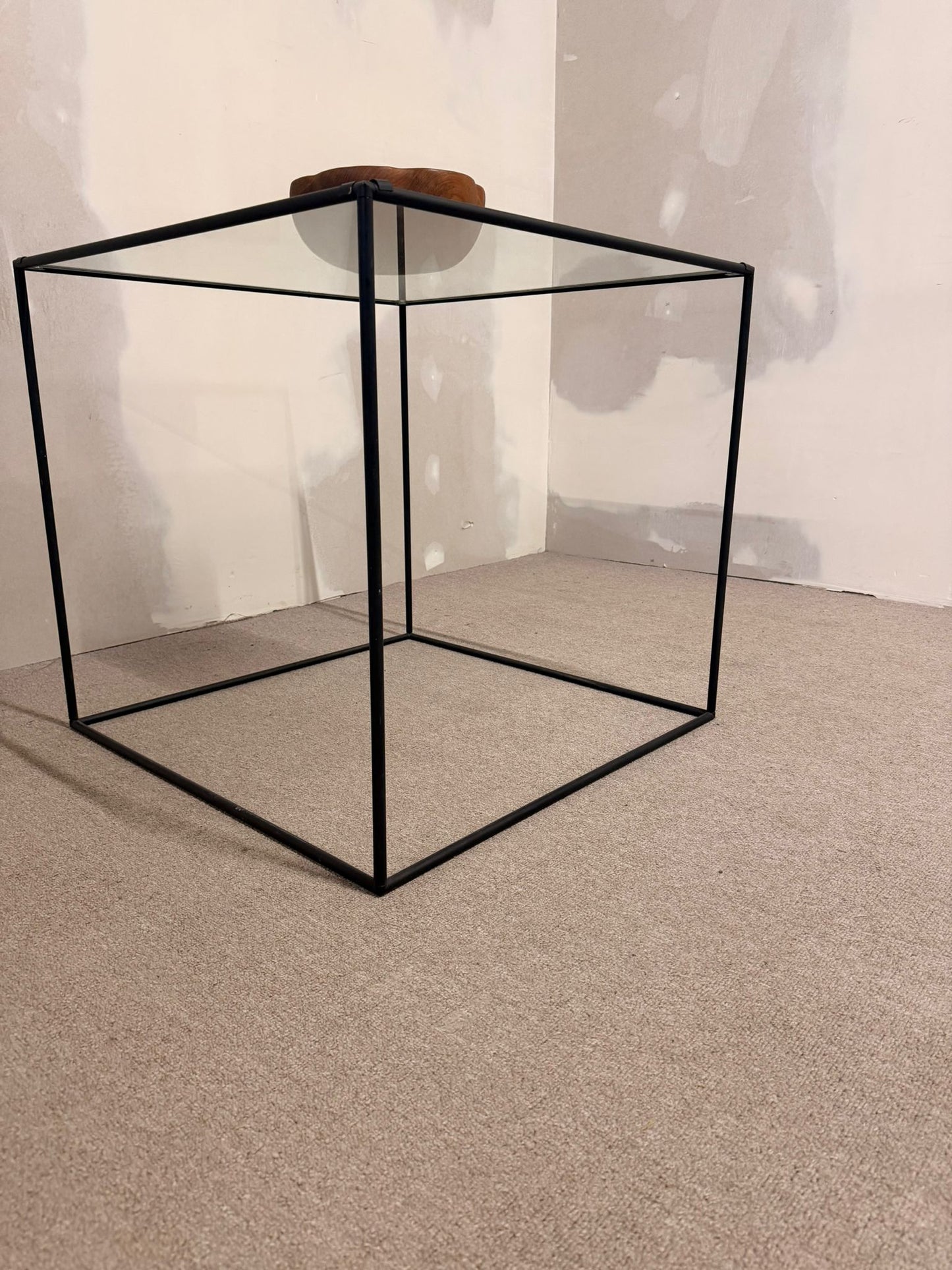 Würfelförmiger Beistelltisch Cube aus schwarzem Metall/ Glas