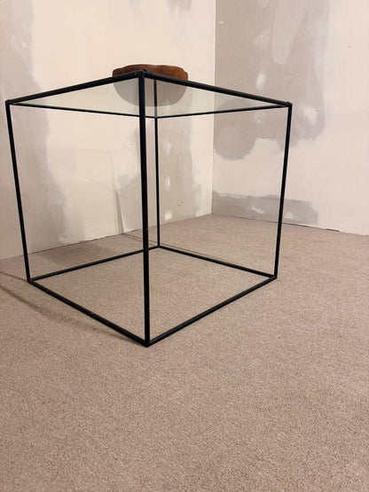 Würfelförmiger Beistelltisch Cube aus schwarzem Metall/ Glas