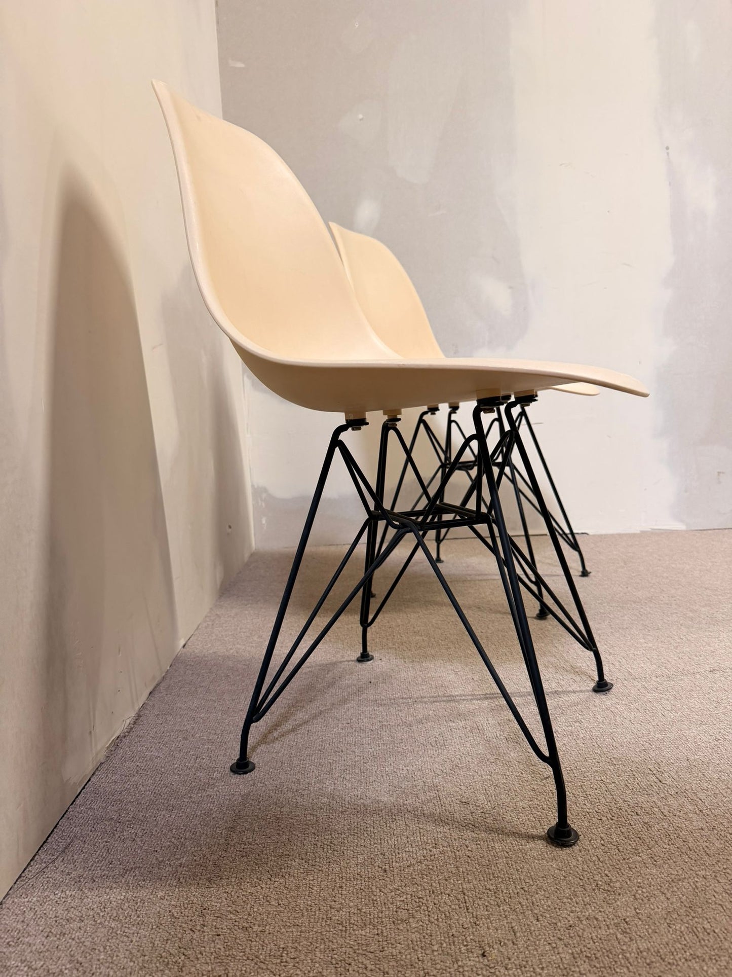 Design Schalenstuhl beige ähnlich wie Vitra Eames