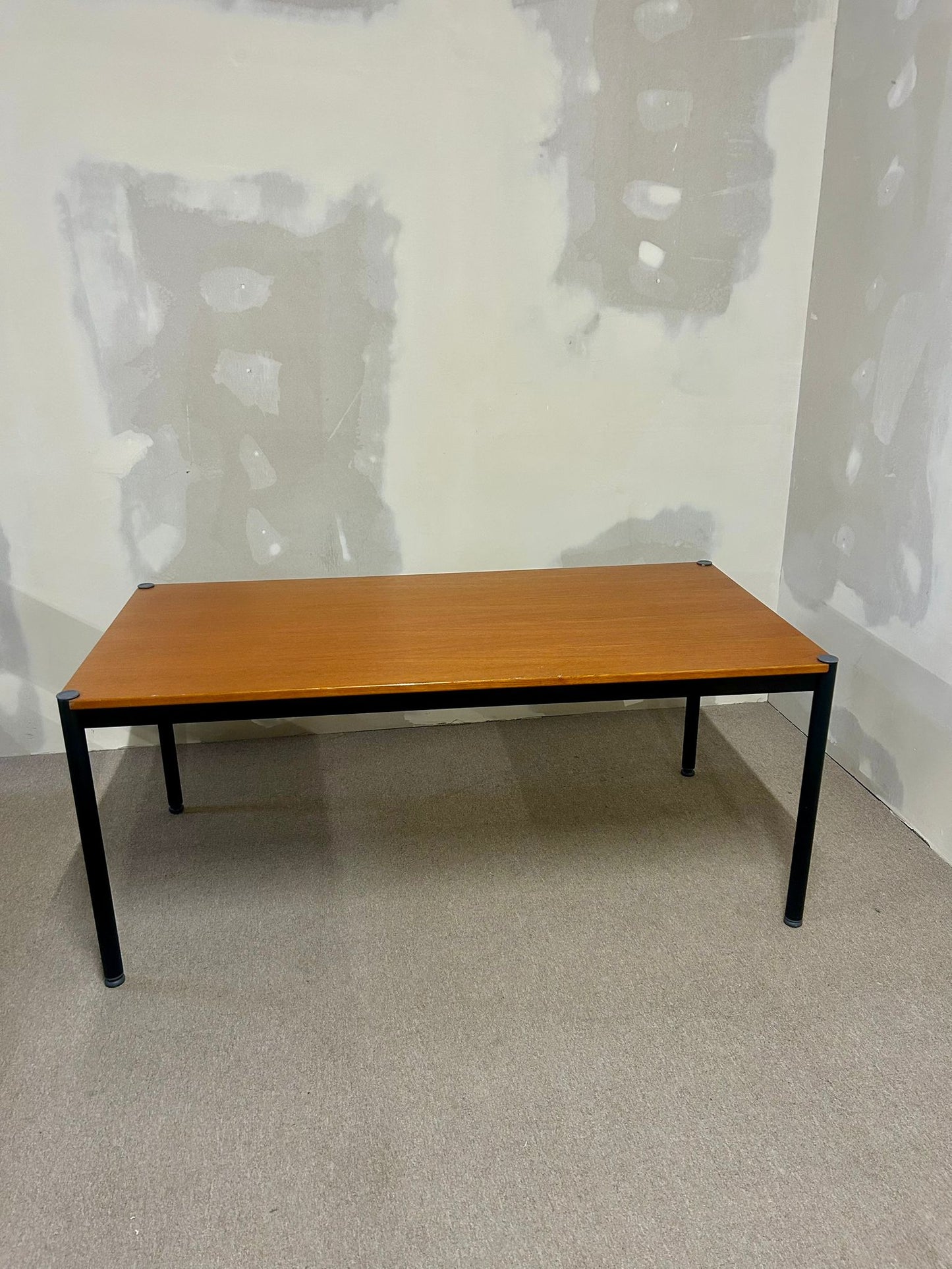 Robuster Esstisch, Tisch mit Stahlrahmen, Bürotisch