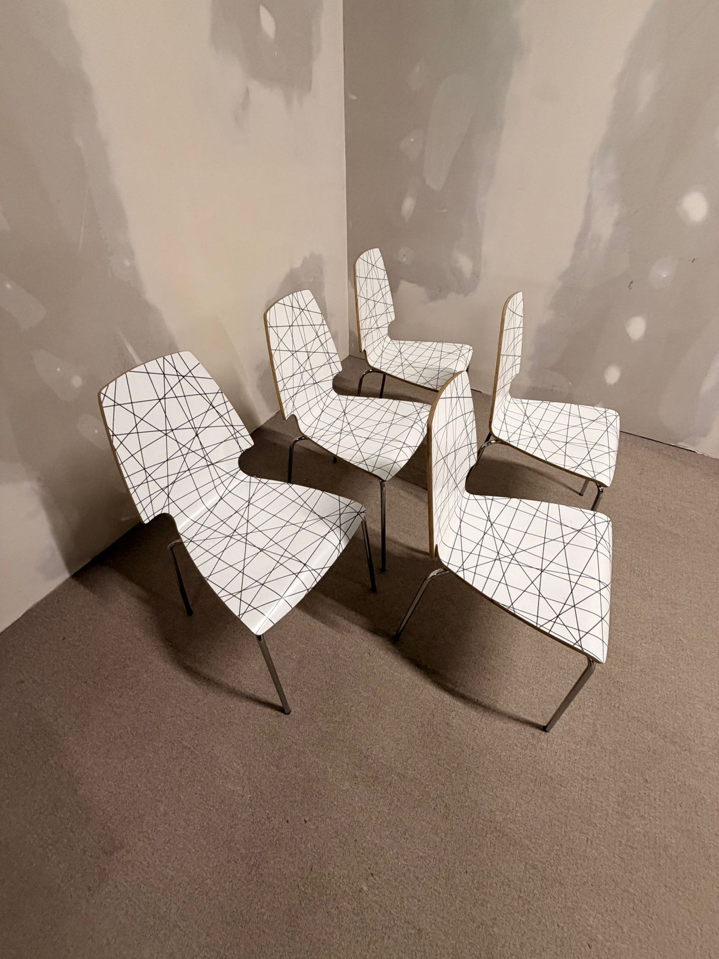 1x Ikea Vilmar Stuhl weiss schwarzen Muster, stapelbar