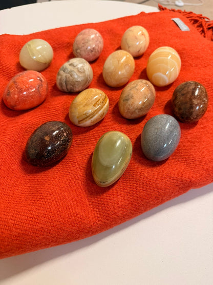 Set aus 13 polierten Naturstein Eier versch. Mineralien