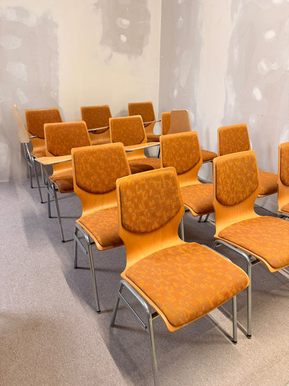 12 vintage Stühle mit Schreibplatte stapelbar Seminarstuhl