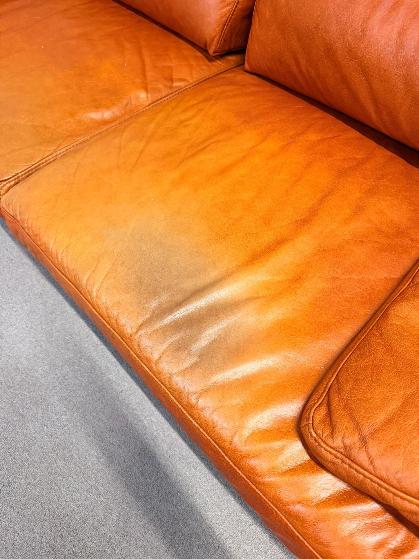 3-Sitzer Sofa aus Leder in Cognacfarbe und Holzfüsse